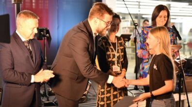 Prezydent miasta wraz z dyrektorką Miejskiej Biblioteki i kierownikiem działu Animacji i Promocji wręczają laureatom dyplomy i nagrody.