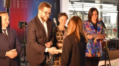 Prezydent miasta wraz z dyrektorką Miejskiej Biblioteki i kierownikiem działu Animacji i Promocji wręczają laureatom dyplomy i nagrody.