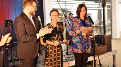 Prezydent miasta wraz z dyrektorką Miejskiej Biblioteki i kierownikiem działu Animacji i Promocji wręczają laureatom dyplomy i nagrody.