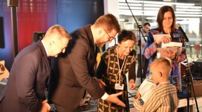 Prezydent miasta wraz z dyrektorką Miejskiej Biblioteki i kierownikiem działu Animacji i Promocji wręczają laureatom dyplomy i nagrody.