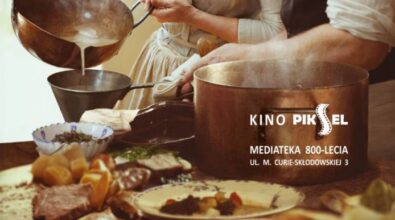 Plakat promujący film. Scena gotowania z dwiema osobami przygotowującymi jedzenie. Kobieta przelewa zawartość z jednego naczynia do drugiego. Mężczyzna jej pomaga. Obraz zawiera tekst o pokazie filmu „Bulion i inne namiętności” 15.11.2024 o 17:00, ze szczegółami dotyczącymi biletów.