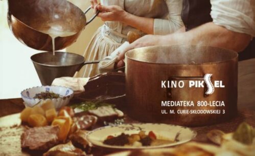 Plakat promujący film. Scena gotowania z dwiema osobami przygotowującymi jedzenie. Kobieta przelewa zawartość z jednego naczynia do drugiego. Mężczyzna jej pomaga. Obraz zawiera tekst o pokazie filmu „Bulion i inne namiętności” 15.11.2024 o 17:00, ze szczegółami dotyczącymi biletów.