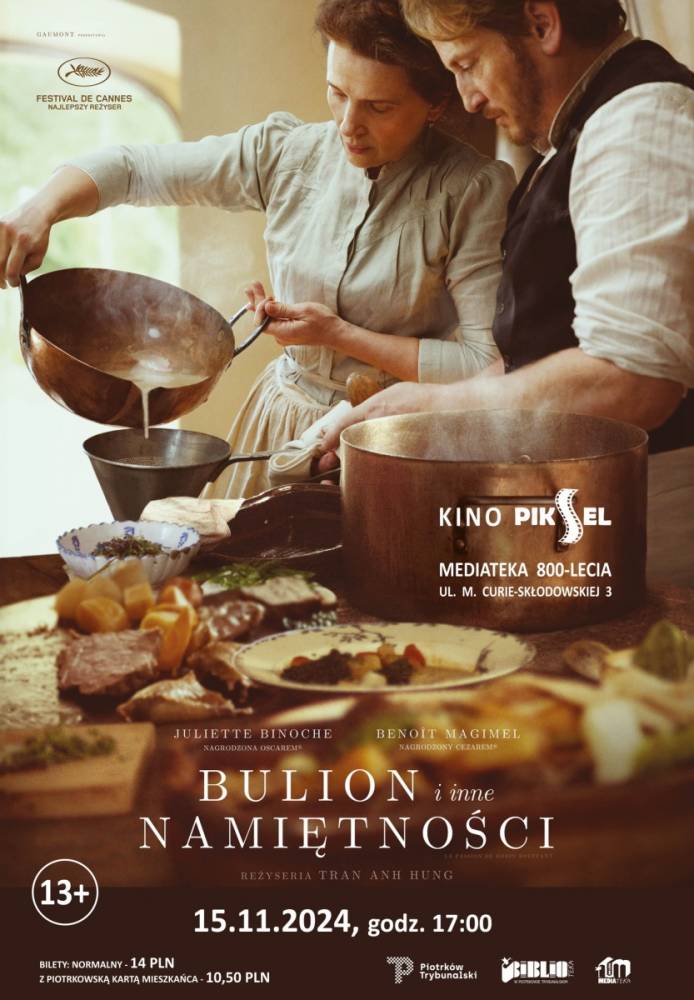 Plakat promujący film. Scena gotowania z dwiema osobami przygotowującymi jedzenie. Kobieta przelewa zawartość z jednego naczynia do drugiego. Mężczyzna jej pomaga. Obraz zawiera tekst o pokazie filmu „Bulion i inne namiętności” 15.11.2024 o 17:00, ze szczegółami dotyczącymi biletów.