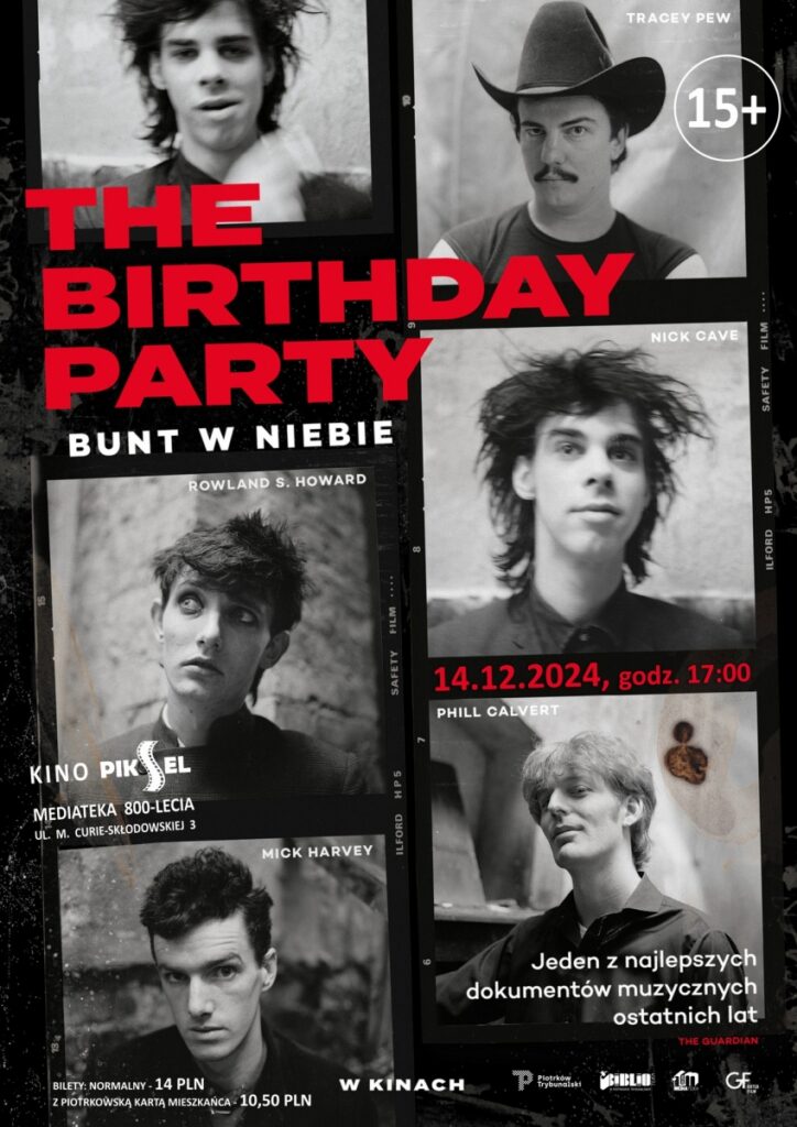 Plakat promujący film dokumentalny "The Birthday Party: Bunt w niebie". W tle znajdują się czarno-białe zdjęcia członków zespołu, takich jak Nick Cave, Rowland S. Howard, Mick Harvey, Tracey Pew i Phill Calvert. Na środku wyróżnia się czerwony napis "THE BIRTHDAY PARTY", a poniżej biały podtytuł "BUNT W NIEBIE".