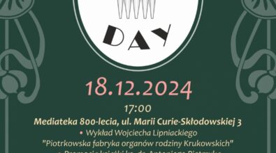 Plakat wydarzenia „Krukowski Day” z dominującym ciemnozielonym tłem i motywami dekoracyjnymi. W centrum znajduje się logo z napisem „Krukowski Day” i grafiką przedstawiającą piszczałki organowe.
