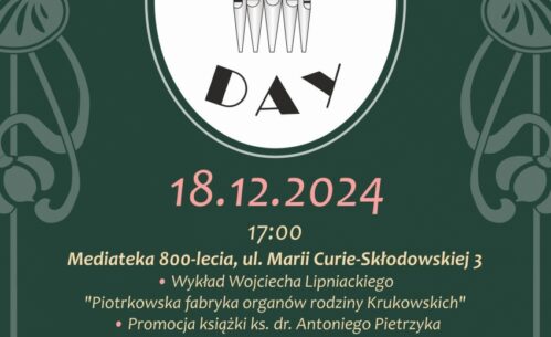 Plakat wydarzenia „Krukowski Day” z dominującym ciemnozielonym tłem i motywami dekoracyjnymi. W centrum znajduje się logo z napisem „Krukowski Day” i grafiką przedstawiającą piszczałki organowe.