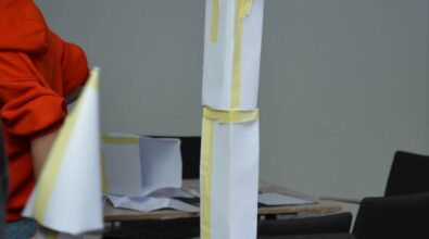 Zbliżenie na wysoką wieżę zbudowaną z papieru, prezentującą delikatną strukturę i artystyczny design.