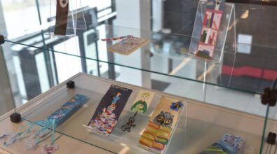 Jasna szklana gablota z zakładkami w różnych kolorach i stylach wykonanymi na konkurs.