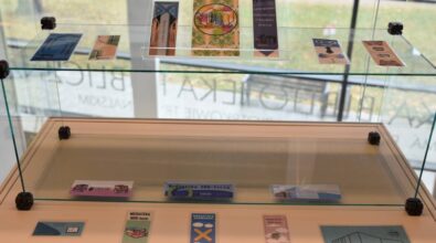 Na zdjęciu widoczna jest kolejna szklana gablota z wystawą zakładek do książek. Wewnątrz gabloty znajdują się różnorodne zakładki, wykonane w różnych stylach, przy użyciu różnych technik i materiałów. Niektóre zakładki są ozdobione ilustracjami, napisem „Mediateka”, a także kolorowymi wzorami, inne przedstawiają postacie lub budynki. Na górnej półce znajdują się bardziej złożone i wielobarwne projekty, w tym zakładki z motywami zwierzęcymi lub literackimi.