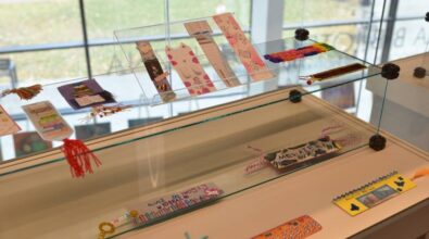 Jasna szklana gablota z zakładkami w różnych kolorach i stylach wykonanymi na konkurs.