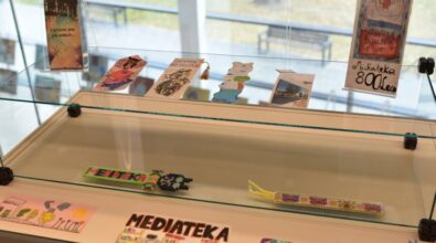 Jasna szklana gablota z zakładkami w różnych kolorach i stylach wykonanymi na konkurs.