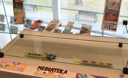 Jasna szklana gablota z zakładkami w różnych kolorach i stylach wykonanymi na konkurs.