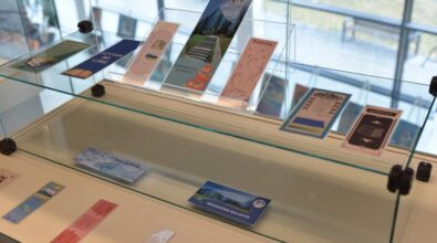 Jasna szklana gablota z zakładkami w różnych kolorach i stylach wykonanymi na konkurs.