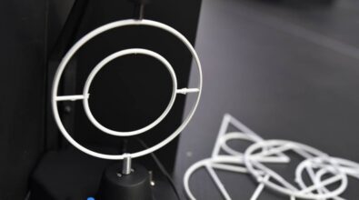 Zbliżenie na urządzenie do demonstracji brył obrotowych.