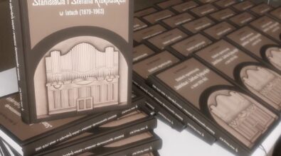 Na pierwszym planie wyeksponowany jest egzemplarz książki o tytule: „Działalność organmistrzowska Stanisława i Stefana Kukukowskich w latach (1879–1963)” autorstwa ks. Antoniego Pietrzyka M.S.F. Okładka jest w stonowanych odcieniach brązu, z grafiką przedstawiającą organy kościelne w centralnej części. W tle widoczne są kolejne egzemplarze książki starannie poukładane w rzędach.