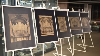 Na zdjęciu widzimy wystawę towarzyszącą promocji książki „Działalność organmistrzowska Stanisława i Stefana Kukukowskich w latach (1879–1963)” autorstwa ks. Antoniego Pietrzyka M.S.F. Przedstawione są plansze na stojakach z czarno-białymi ilustracjami organów, eksponowane w przestronnym, dobrze oświetlonym wnętrzu. Grafiki ukazują detale architektoniczne organów w różnych kościołach, przedstawione w artystycznej formie. Wystawa tworzy atmosferę sprzyjającą refleksji nad dziedzictwem organmistrzowskim rodziny Kukukowskich.