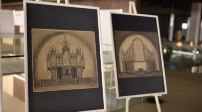 Na zdjęciu widzimy wystawę towarzyszącą promocji książki „Działalność organmistrzowska Stanisława i Stefana Kukukowskich w latach (1879–1963)” autorstwa ks. Antoniego Pietrzyka M.S.F. Przedstawione są plansze na stojakach z czarno-białymi ilustracjami organów, eksponowane w przestronnym, dobrze oświetlonym wnętrzu. Grafiki ukazują detale architektoniczne organów w różnych kościołach, przedstawione w artystycznej formie. Wystawa tworzy atmosferę sprzyjającą refleksji nad dziedzictwem organmistrzowskim rodziny Kukukowskich.