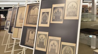 Na zdjęciu widzimy wystawę towarzyszącą promocji książki „Działalność organmistrzowska Stanisława i Stefana Kukukowskich w latach (1879–1963)” autorstwa ks. Antoniego Pietrzyka M.S.F. Przedstawione są plansze na stojakach z czarno-białymi ilustracjami organów, eksponowane w przestronnym, dobrze oświetlonym wnętrzu. Grafiki ukazują detale architektoniczne organów w różnych kościołach, przedstawione w artystycznej formie. Wystawa tworzy atmosferę sprzyjającą refleksji nad dziedzictwem organmistrzowskim rodziny Kukukowskich.