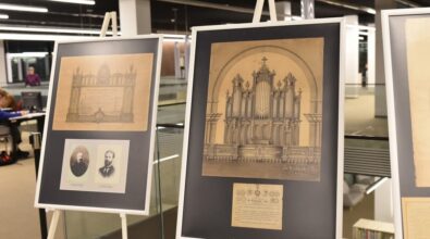 Na zdjęciu widzimy wystawę towarzyszącą promocji książki „Działalność organmistrzowska Stanisława i Stefana Kukukowskich w latach (1879–1963)” autorstwa ks. Antoniego Pietrzyka M.S.F. Przedstawione są plansze na stojakach z czarno-białymi ilustracjami organów, eksponowane w przestronnym, dobrze oświetlonym wnętrzu. Grafiki ukazują detale architektoniczne organów w różnych kościołach, przedstawione w artystycznej formie. Wystawa tworzy atmosferę sprzyjającą refleksji nad dziedzictwem organmistrzowskim rodziny Kukukowskich.