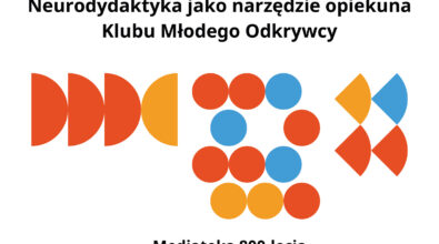Plakat informujący o warsztatach „Neurodydaktyka jako narzędzie opiekuna Klubu Młodego Odkrywcy”. W górnej części umieszczono logotyp Klubu Młodego Odkrywcy oraz informację o koordynacji programu przez Centrum Nauki Kopernik. Poniżej znajduje się nazwa organizatora – Miejska Biblioteka Publiczna im. Adama Próchnika w Piotrkowie Trybunalskim – oraz zaproszenie na warsztaty. W centralnej części widoczne są kolorowe, geometryczne grafiki w odcieniach czerwieni, pomarańczu i niebieskiego. W dolnej części plakatu podano miejsce i termin wydarzenia: Mediateka 800-lecia przy ul. M. Curie-Skłodowskiej 3, 28 marca w godzinach 9:00–15:00. Zamieszczono również informację o zapisach telefonicznych oraz logotypy partnerów i instytucji współpracujących.