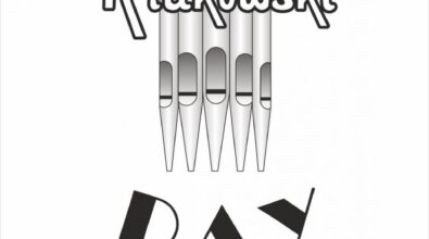 Logotyp wydarzenia Krukowski Day. Logo przedstawia napis „Krukowski” zapisany stylizowaną czcionką, gdzie litery są osadzone na tle graficznego przedstawienia piszczałek organowych. Pod napisem znajduje się wyraz „DAY”, zapisany pochyloną, dynamiczną czcionką, co nadaje kompozycji nowoczesny charakter.