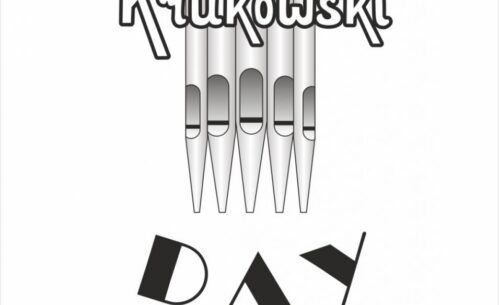 Logotyp wydarzenia Krukowski Day. Logo przedstawia napis „Krukowski” zapisany stylizowaną czcionką, gdzie litery są osadzone na tle graficznego przedstawienia piszczałek organowych. Pod napisem znajduje się wyraz „DAY”, zapisany pochyloną, dynamiczną czcionką, co nadaje kompozycji nowoczesny charakter.