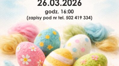 Plakat z napisem „Mediateka dla seniora” informuje o warsztatach rękodzieła „Filcowane pisanki”, które odbędą się 26.03.2026 o godz. 16:00. Na dole znajduje się informacja o zapisach pod numerem telefonu oraz miejsce wydarzenia – Mediateka 800-lecia przy ul. M. Curie-Skłodowskiej 3. Na grafice widoczne są kolorowe, filcowane pisanki ozdobione wzorami kwiatów, kropek i pasków. Obok nich znajdują się kłębki wełny w pastelowych kolorach oraz narzędzia do filcowania.