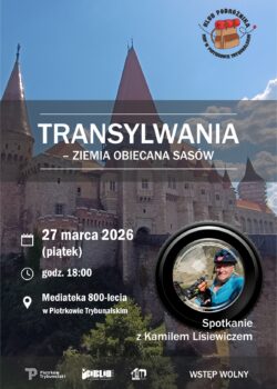 Plakat przedstawia kamienny zamek z wysokimi, spiczastymi wieżami na tle błękitnego nieba. Na jego tle umieszczono napis „Transylwania – ziemia obiecana Sasów”. Na grafice widnieją informacje o wydarzeniu: data 27 marca 2026 (piątek), godzina 18:00 oraz miejsce – Mediateka 800-lecia w Piotrkowie Trybunalskim. Po prawej stronie znajduje się okrągłe zdjęcie mężczyzny w kasku rowerowym z podpisem „Spotkanie z Kamilem Lisiewiczem”. W górnej części umieszczono logo Klubu Podróżnika, a na dole logotypy instytucji oraz informację „Wstęp wolny”.