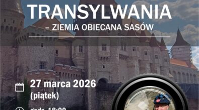 Plakat przedstawia kamienny zamek z wysokimi, spiczastymi wieżami na tle błękitnego nieba. Na jego tle umieszczono napis „Transylwania – ziemia obiecana Sasów”. Na grafice widnieją informacje o wydarzeniu: data 27 marca 2026 (piątek), godzina 18:00 oraz miejsce – Mediateka 800-lecia w Piotrkowie Trybunalskim. Po prawej stronie znajduje się okrągłe zdjęcie mężczyzny w kasku rowerowym z podpisem „Spotkanie z Kamilem Lisiewiczem”. W górnej części umieszczono logo Klubu Podróżnika, a na dole logotypy instytucji oraz informację „Wstęp wolny”.