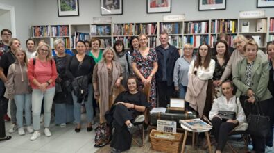 Wyjazd studyjny bibliotekarzy z Piotrkowa i powiatu piotrkowskiego do Łodzi. Wspólne zdjęcie bibliotekarzy.