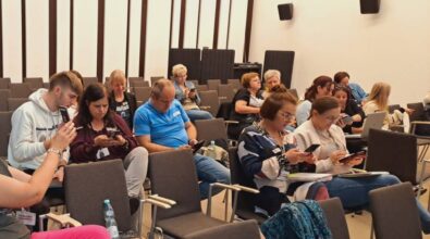 Uczestnicy szkolenia pracują na telefonach komórkowych.