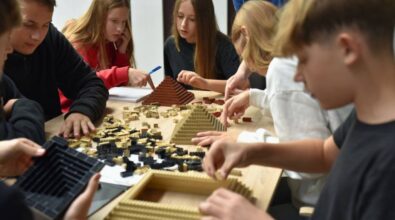 Uczestnicy budują piramidy, w różnych kolorach.