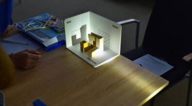 eksperyment edukacyjny z użyciem światła i cieni. Przedstawione są drewniane klocki ustawione na białej makiecie na której wyraźnie widać rzucane przez klocki cienie.