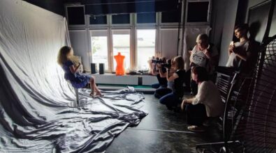 Zdjęcie przedstawia scenę z sesji fotograficznej w profesjonalnym studio.