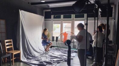 Kolejne zdjęcie przedstawia scenę z sesji fotograficznej w profesjonalnym studio.