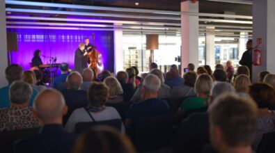 Na zdjęciu siedząca publiczność. W tle widać scenę.