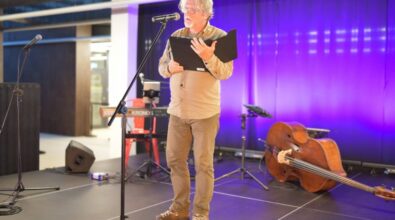 Jeden z laureatów czyta swoje wiersze stojąc na scenie