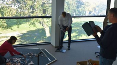 Grupa ludzi rozkłada nowe eksponaty.