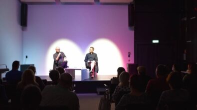 Widok sceny i publiczności.