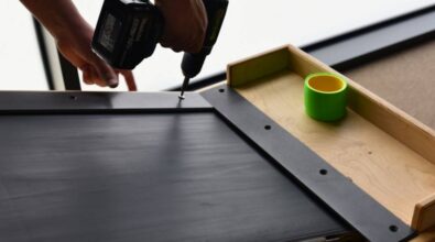 Na zdjęciu widać naprawę jednego z eksponatów.