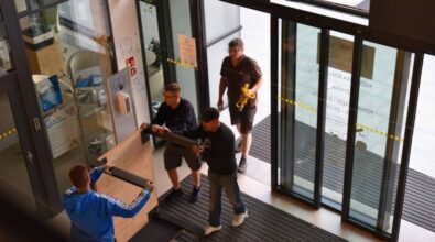 Grupa ludzi wnosi eksponat do Mediateki.