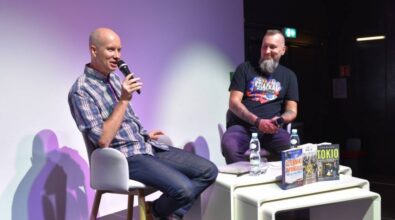 Na zdjęciu rozmowa Piotra Milewskiego z prowadzącym spotkanie.