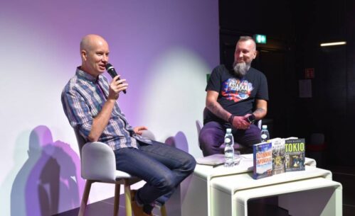 Na zdjęciu rozmowa Piotra Milewskiego z prowadzącym spotkanie.