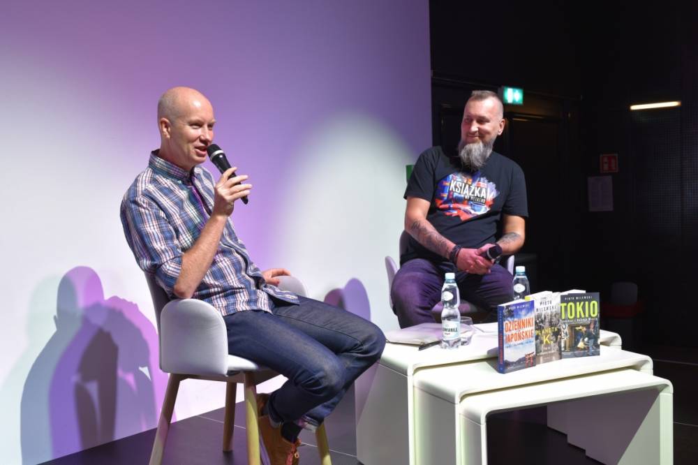 Na zdjęciu rozmowa Piotra Milewskiego z prowadzącym spotkanie.