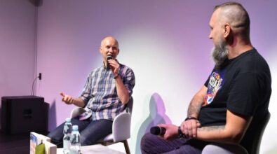 Na zdjęciu rozmowa Piotra Milewskiego z prowadzącym spotkanie.