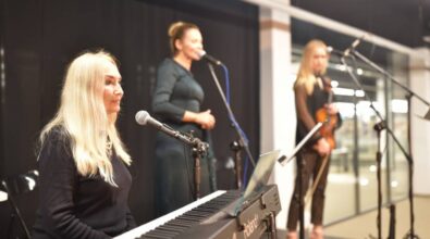 Zbliżenie na 3 muzyczki na scenie