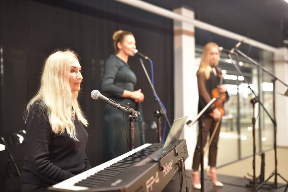 Zbliżenie na 3 muzyczki na scenie