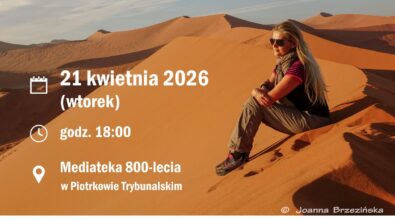 Plakat promujący spotkanie Klubu Podróżnika pod hasłem „W pogoni za szczęściem, czyli podróże po 6-ciu kontynentach”. W centralnej części widoczny jest pustynny krajobraz z wydmami, na których siedzi kobieta podróżniczka w okularach przeciwsłonecznych, obserwująca przestrzeń. Zamieszczono informacje organizacyjne: wydarzenie odbędzie się 21 kwietnia 2026 roku (wtorek) o godzinie 18:00 w Mediatece 800-lecia w Piotrkowie Trybunalskim. W dolnej części znajduje się zapowiedź spotkania z Sylwią Stankiewicz oraz zestaw fotografii z podróży, przedstawiających m.in. przestrzeń miejską, spotkanie z lokalną społecznością, drogę wśród przyrody oraz sceny z różnych kultur. Na plakacie widnieje informacja o bezpłatnym wstępie oraz logotypy instytucji.