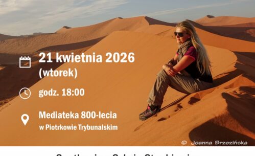 Plakat promujący spotkanie Klubu Podróżnika pod hasłem „W pogoni za szczęściem, czyli podróże po 6-ciu kontynentach”. W centralnej części widoczny jest pustynny krajobraz z wydmami, na których siedzi kobieta podróżniczka w okularach przeciwsłonecznych, obserwująca przestrzeń. Zamieszczono informacje organizacyjne: wydarzenie odbędzie się 21 kwietnia 2026 roku (wtorek) o godzinie 18:00 w Mediatece 800-lecia w Piotrkowie Trybunalskim. W dolnej części znajduje się zapowiedź spotkania z Sylwią Stankiewicz oraz zestaw fotografii z podróży, przedstawiających m.in. przestrzeń miejską, spotkanie z lokalną społecznością, drogę wśród przyrody oraz sceny z różnych kultur. Na plakacie widnieje informacja o bezpłatnym wstępie oraz logotypy instytucji.