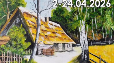 Plakat informujący o wystawie malarstwa Andrzeja Polakowskiego. U góry znajduje się portret mężczyzny oraz nazwa wydarzenia i miejsce – Mediateka 800-lecia w Piotrkowie Trybunalskim. Centralną część zajmuje obraz przedstawiający wiejski dom otoczony drzewami. Widoczna jest data wystawy: 2–24.04.2026. Na dole umieszczono miniatury innych obrazów oraz logotypy instytucji.